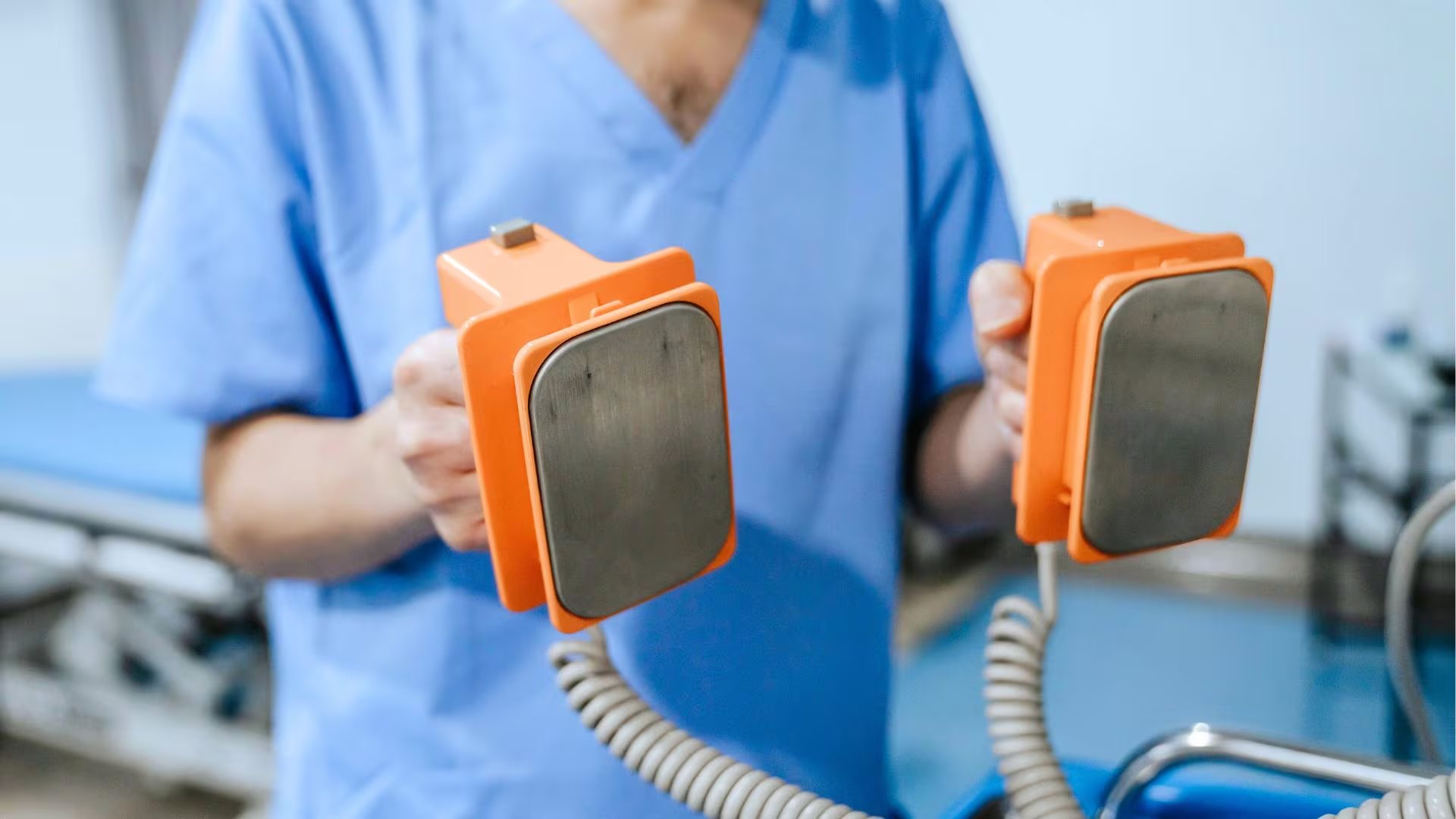 El conocimiento del uso correcto de desfibriladores automáticos facilita intervenciones rápidas y efectivas en emergencias cardíacas (Crédito Unsplash/@xbmpro)