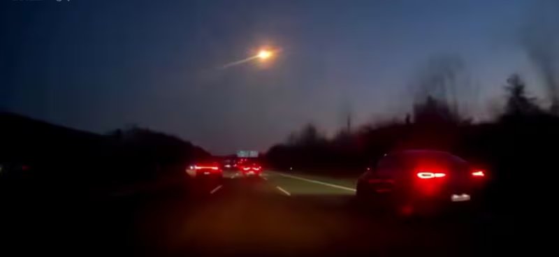 Un meteorito visto desde una carretera cerca de Colonia, Alemania (X / Paul Flocke)