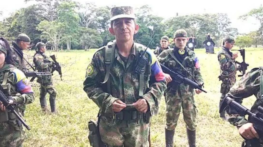 El guerrillero reapareció en un video en redes sociales amenazando a quienes tengan relación con el grupo armado ELN- crédito Redes sociales
