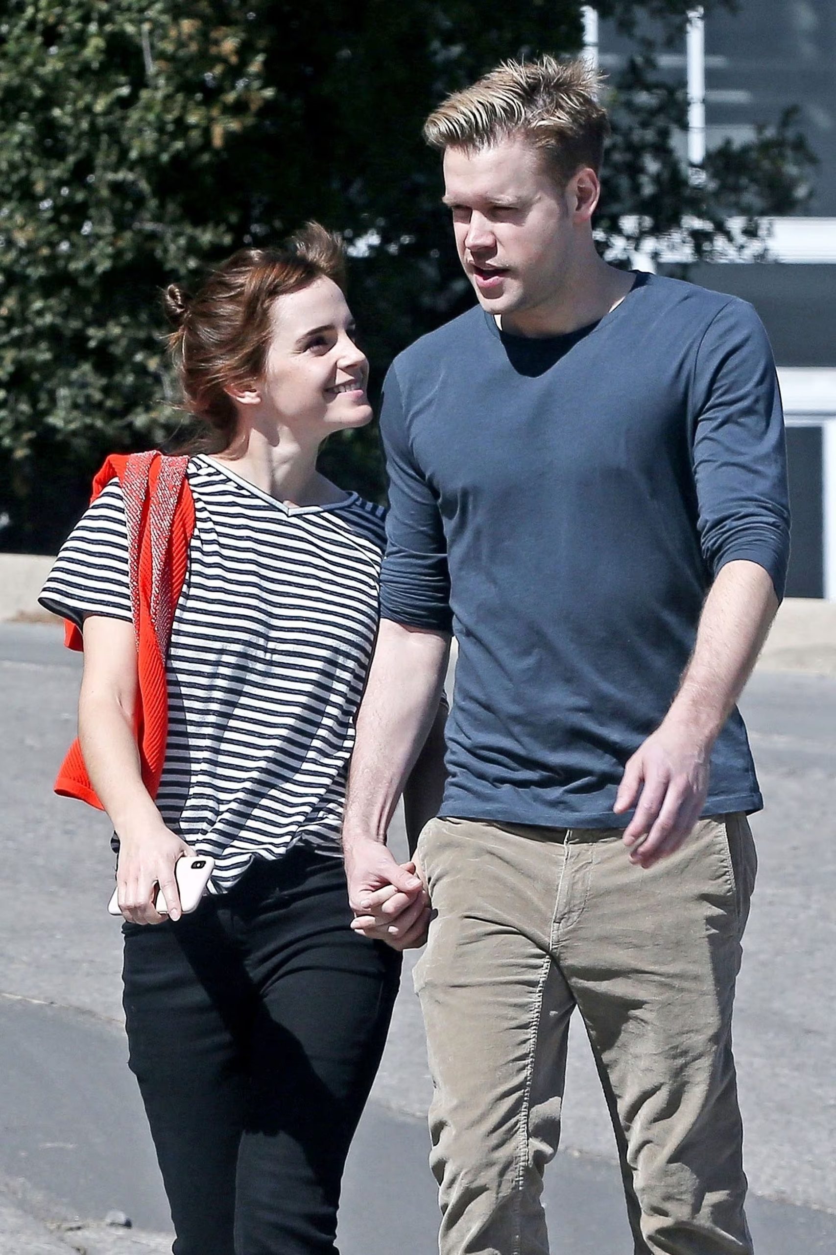 Emma Watson y Chord Overstreet se mostraron muy enamorados caminando por Los Ángeles meses atrás (Grosby Group)