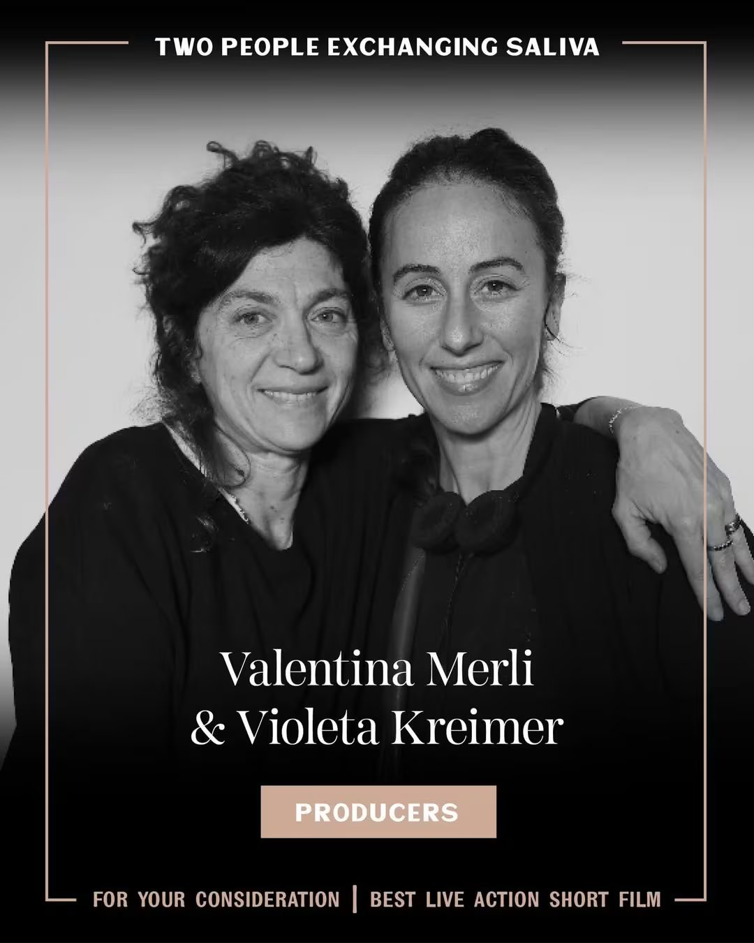 Las productoras Valentina Merli y Violeta Kreimer posan juntas en un póster promocional de su cortometraje Deux personnes échangeant de la salive, nominado a mejor cortometraje de acción real