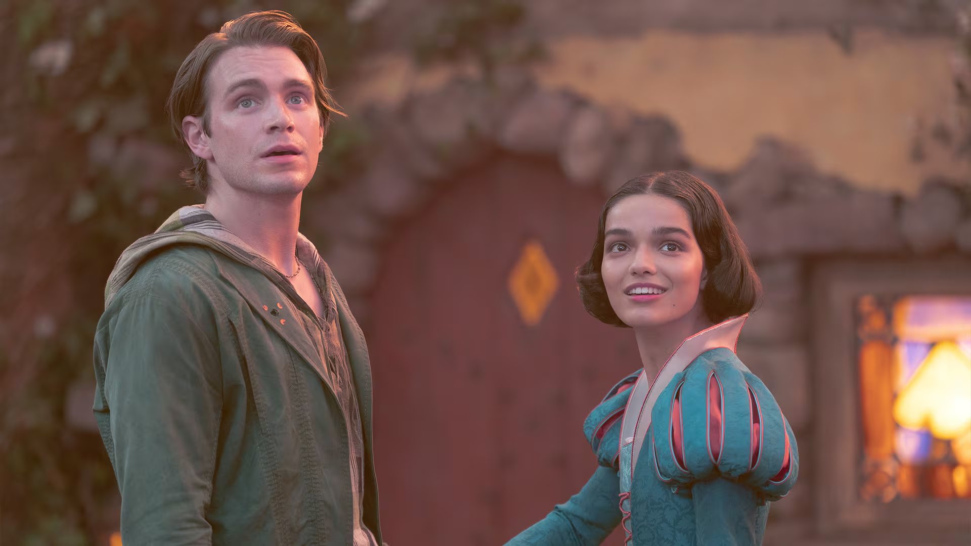 Esta imagen publicada por Disney muestra a Andrew Burnap y Rachel Zegler en una escena de 