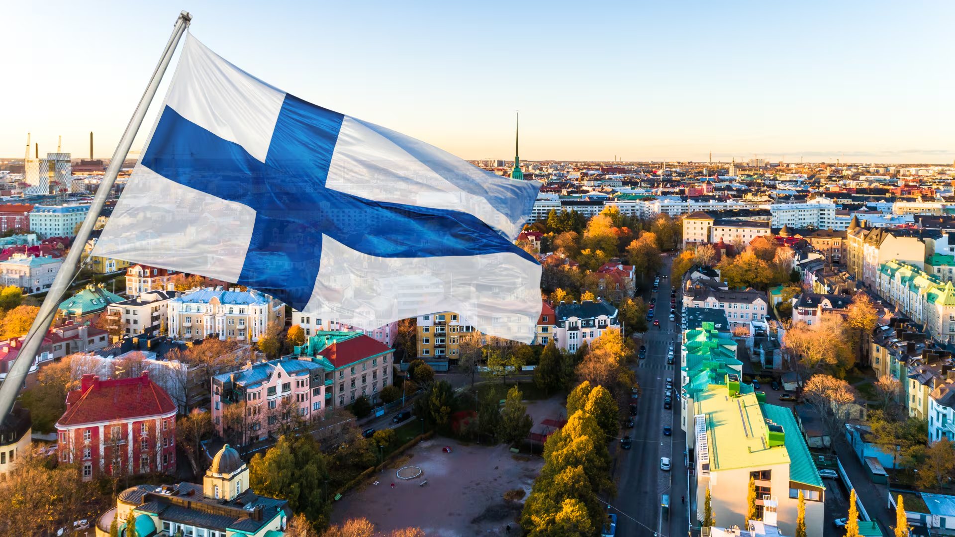 Finlandia lidera el ranking global de felicidad por noveno año consecutivo, con una puntuación promedio de 7,764 sobre 10 (Montaje Infobae)