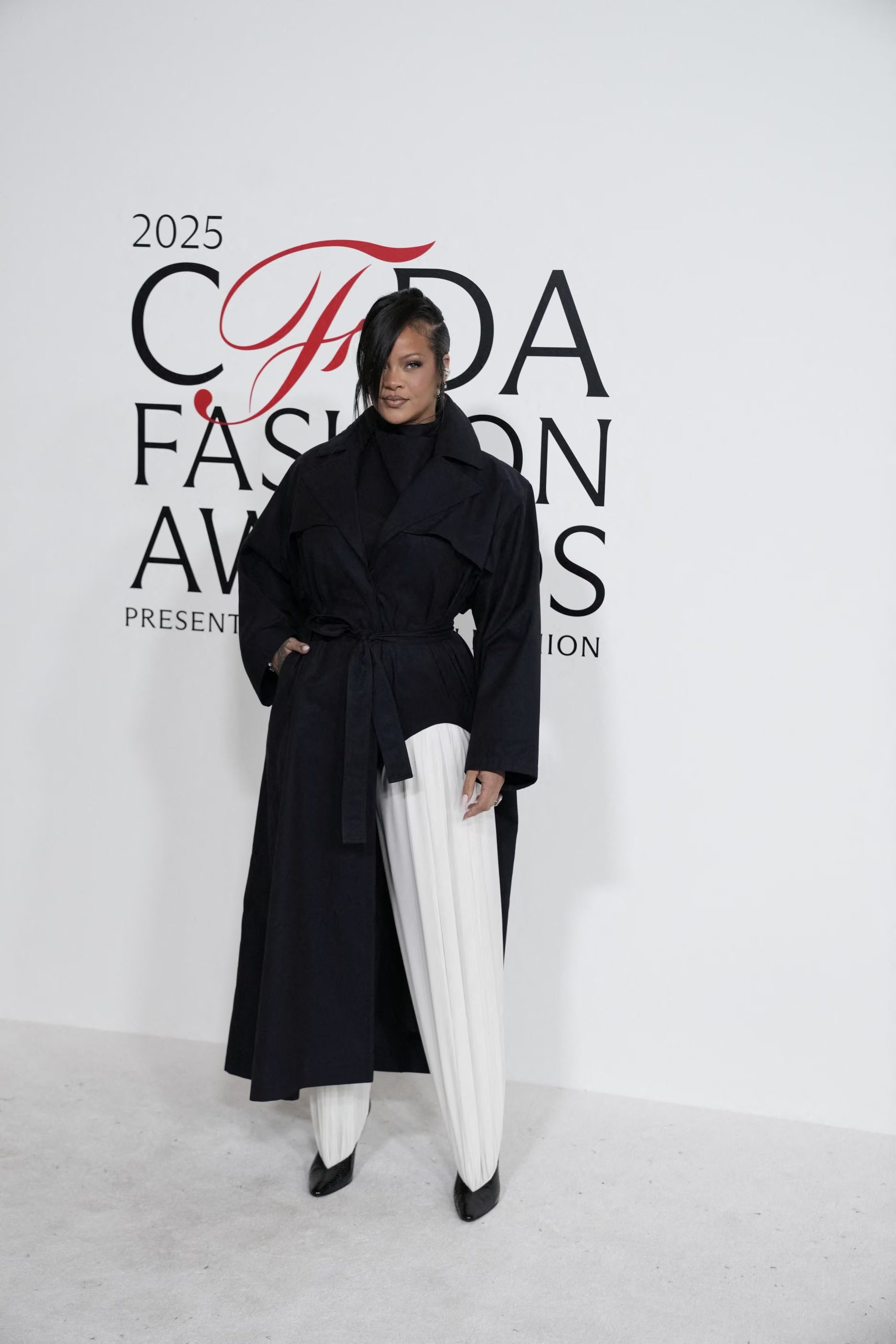 La artista convierte los jeans clásicos en protagonistas de la pasarela callejera (REUTERS/Eduardo Munoz)