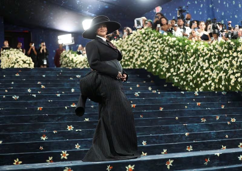 Rihanna demuestra su versatilidad con combinaciones atrevidas y sofisticadas (REUTERS/Mario Anzuoni)