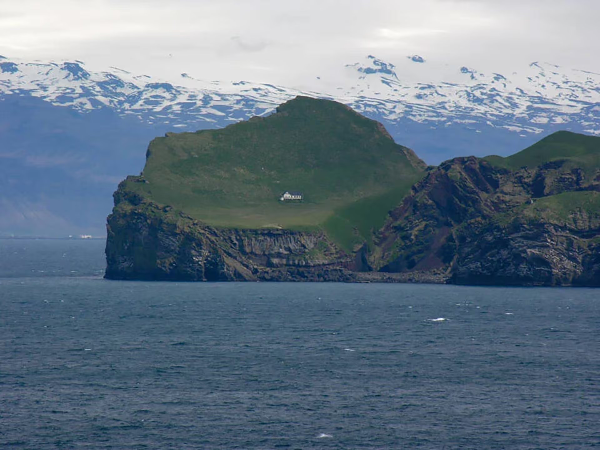 La solitaria cabaña de Ellidaey ha convertido a la isla en un fenómeno viral y destino soñado para viajeros amantes del misterio