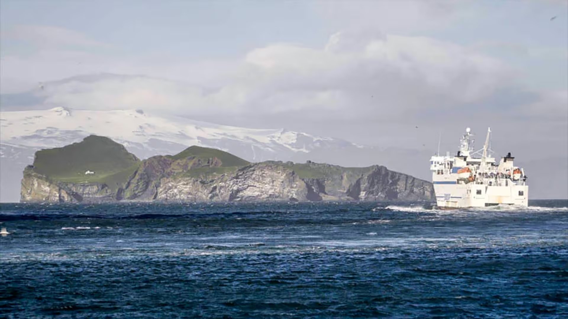 La casa blanca fue construida en 1953 por la Asociación de Caza de Ellidaey, pensada como refugio para expediciones de caza de frailecillos