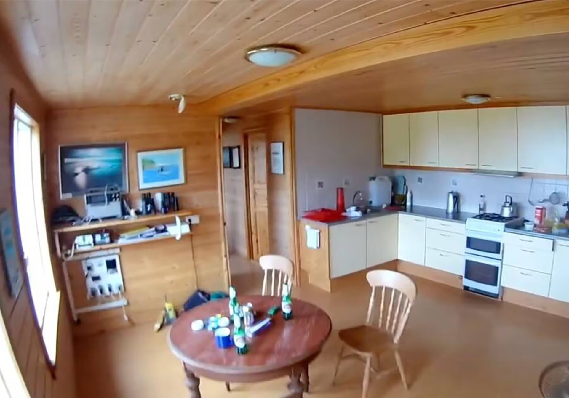 La casa está bien equipada y cuenta con varias habitaciones para los cazadores que habitualmente visitaban la isla