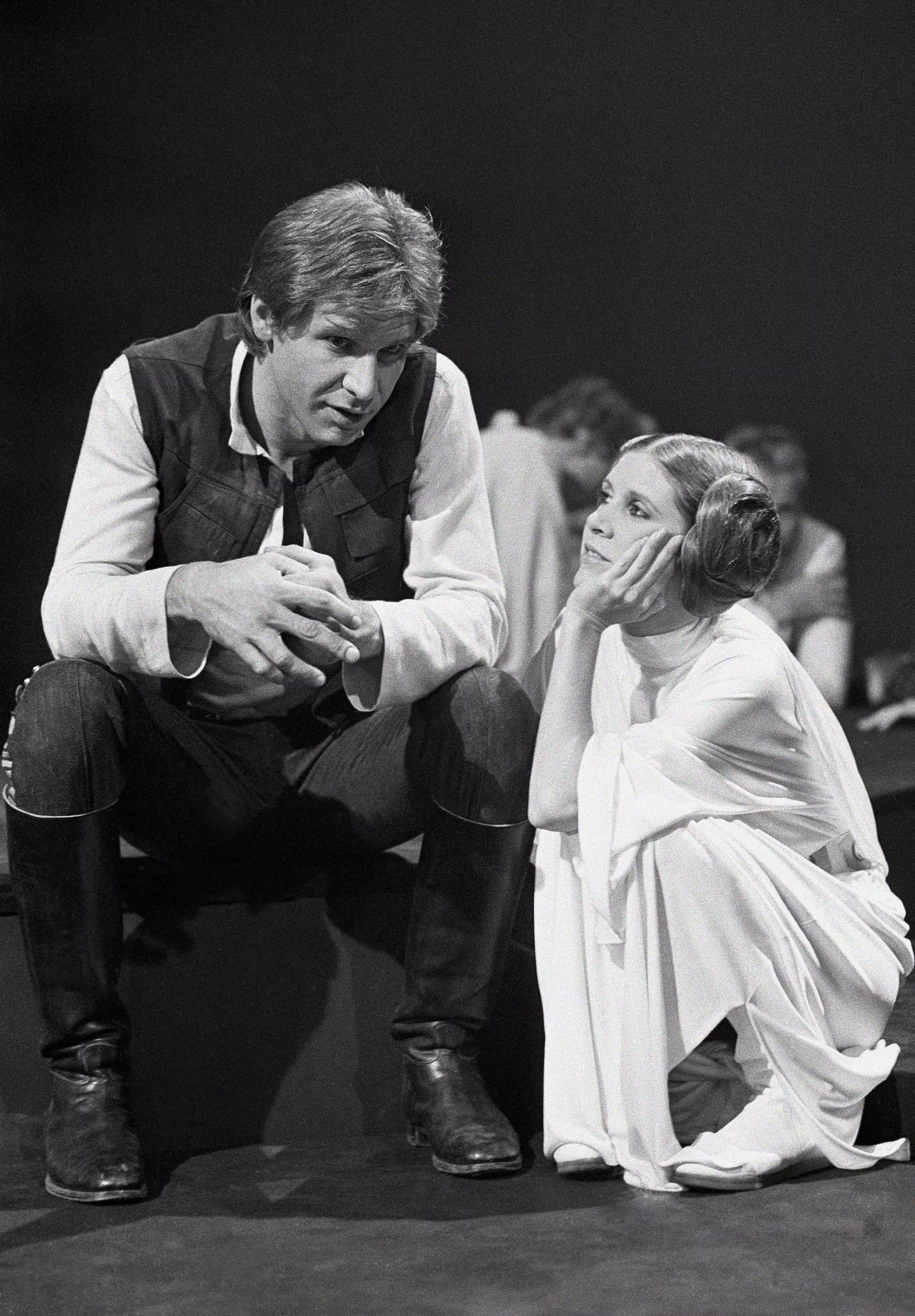 Carrie Fisher y Harrison Ford Carrie Fisher y Harrison Ford vivieron una relación secreta mientras filmaban la saga “Star Wars”.