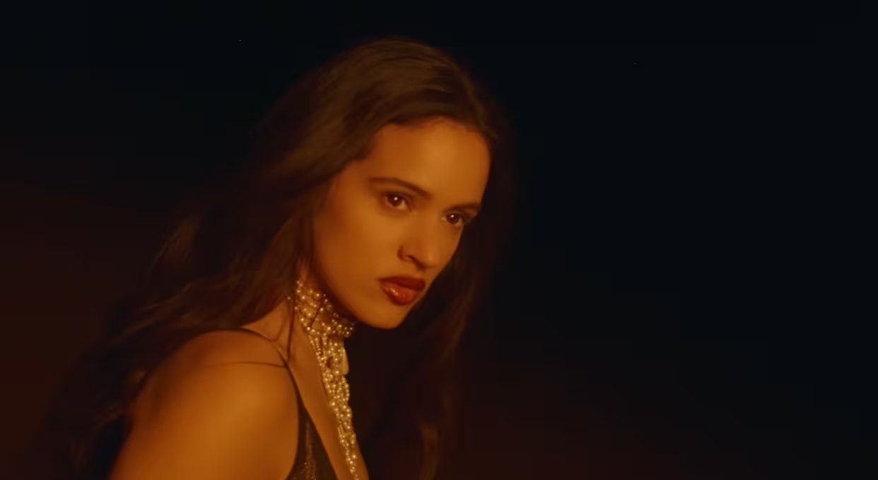 Rosalía en el videoclip de 'Sauvignon Blanc'. (YouTube)