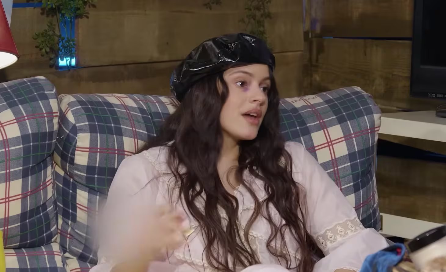 Rosalía fumando en el pódcast de 'Soy una pringada'. (YouTube)