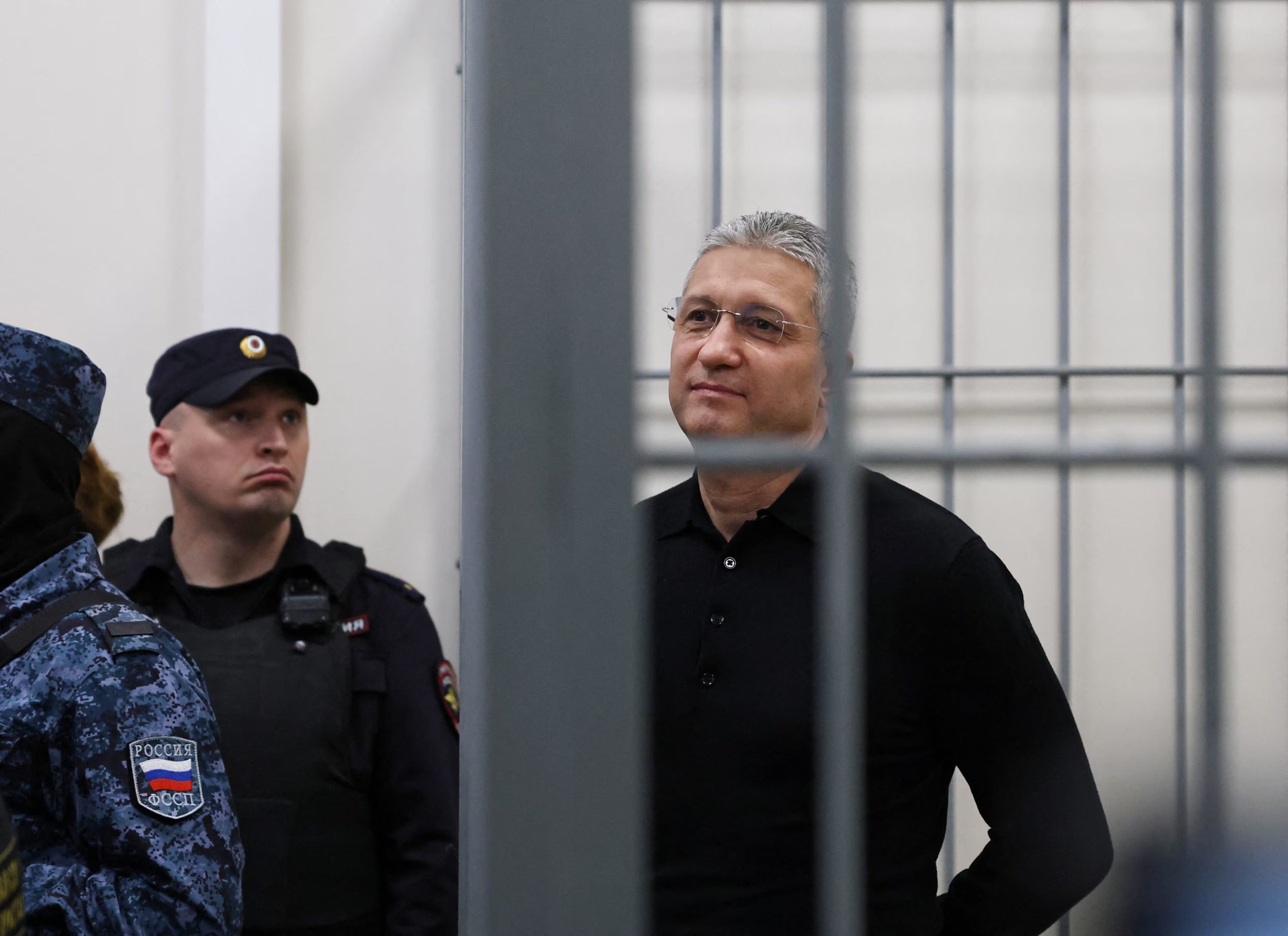 Timur Ivanov, ex viceministro de Defensa de Rusia, durante una audiencia judicial en Moscú, el 1 de julio de 2025. Fue condenado a 13 años de prisión por malversación. Tsalikov fue interrogado tres veces en su proceso. (REUTERS/Evgenia Novozhenina)