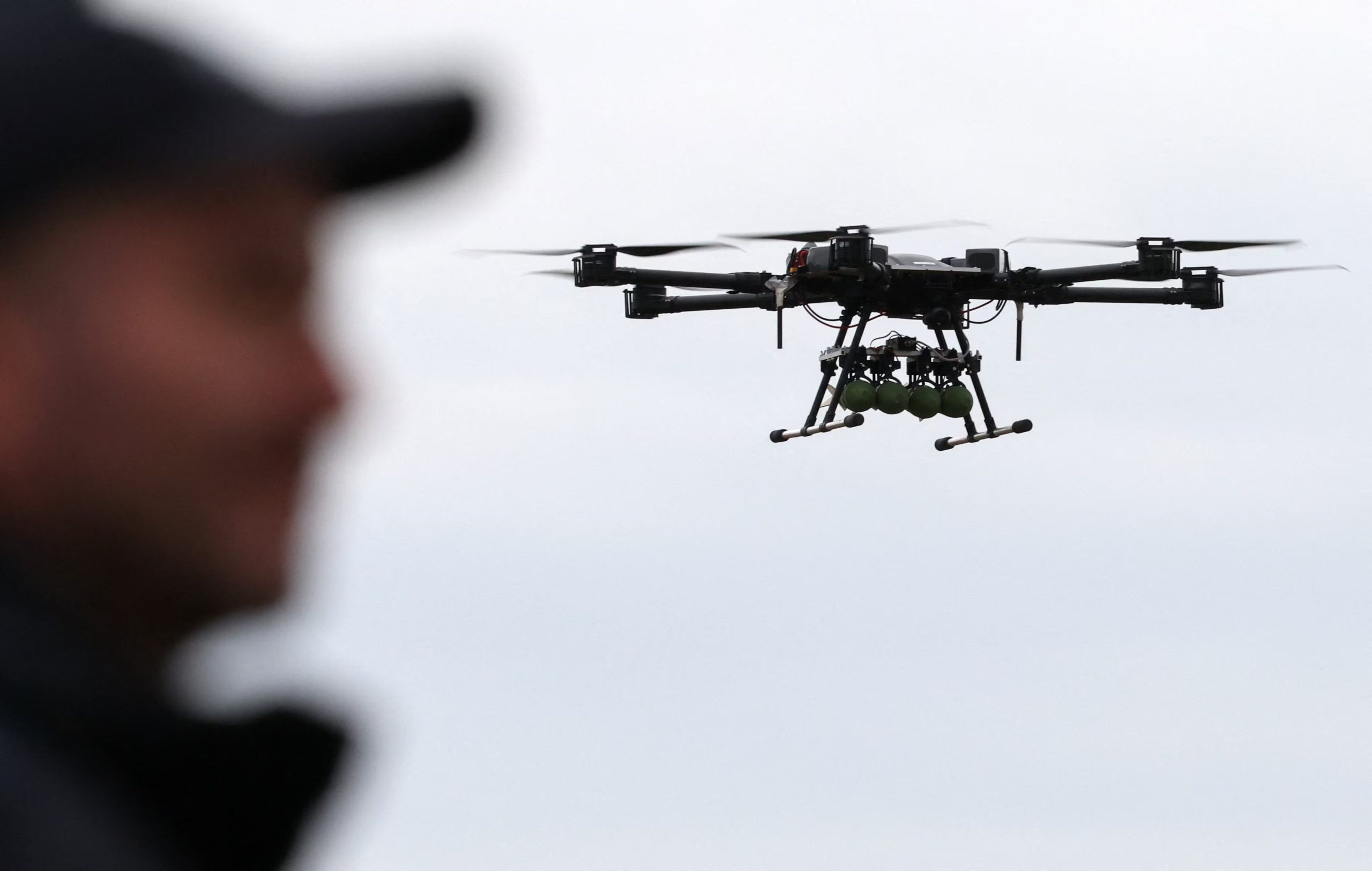 Nuevos modelos de drones buscan superar las defensas antiaéreas con señuelos y tecnología avanzada (Reuters)