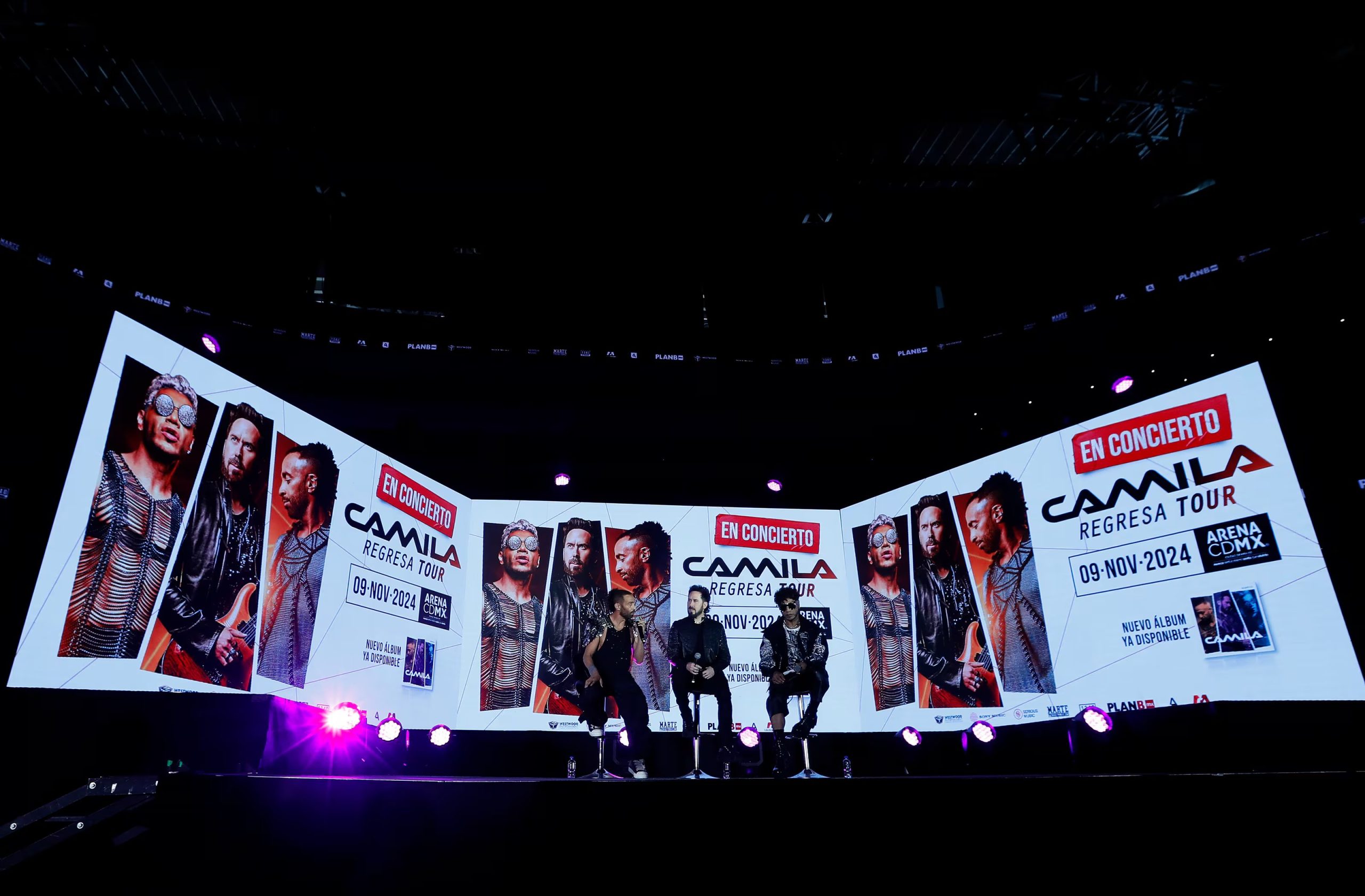 Mario Domm (i) Pablo Hurtado (c) y Samo (d) integrantes de la agrupación musical 'Camila', participan este lunes durante una conferencia de prensa, en la Arena de la Ciudad de México (México). EFE/Mario Guzmán
