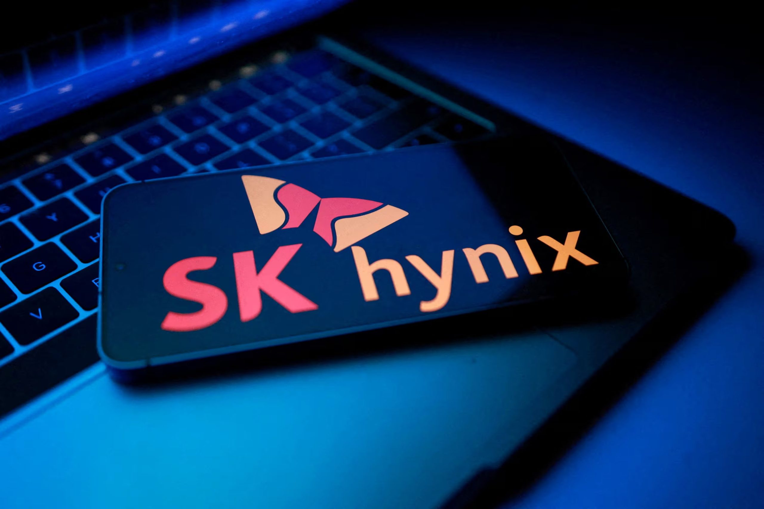 FILE PHOTO: The SK hynix logo appears in this illustration taken August 25, 2025. REUTERS/Dado Ruvic/Illustration/File Photo