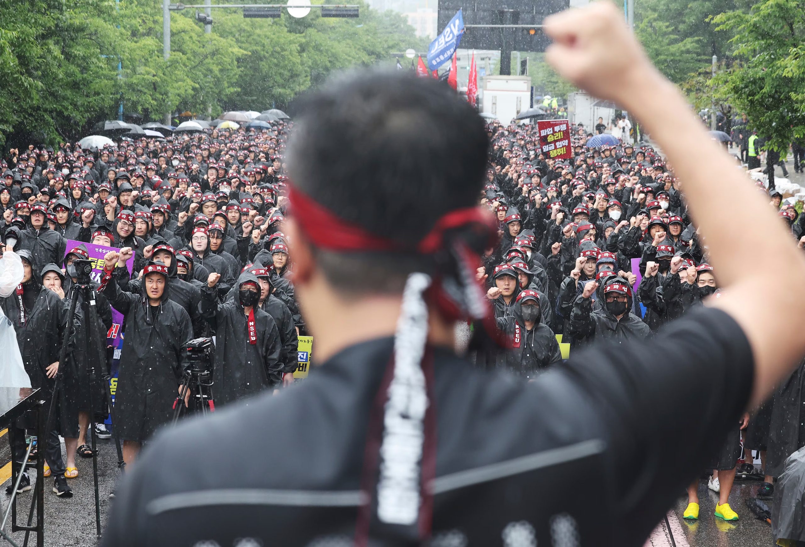 Miembros del Sindicato Nacional Samsung Electronics corean lemas en una marcha ante la sede de Samsung Electronics en Hwaseong, Corea del Sur, el lunes 8 de julio de 2024. (Hong Ki-won/Yonhap via AP)