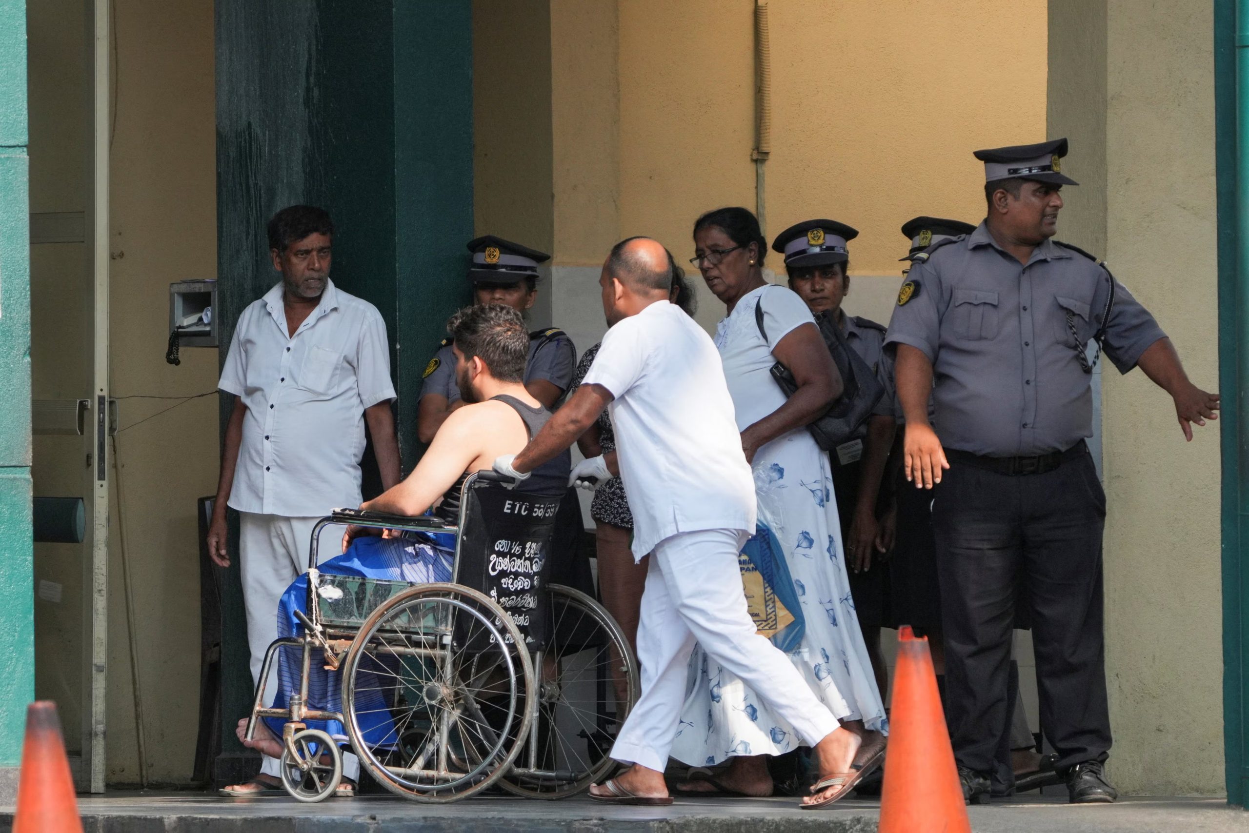 Al menos 35 marinos iraníes rescatados tras el hundimiento del Iris Dena fueron trasladados al Hospital Universitario Karapitiya, en Galle (REUTERS/Thilina Kaluthotage)