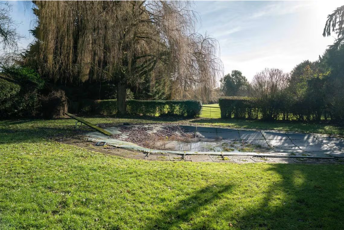 El exterior de la casa con una piscina que hizo el guitarrista. (Inmobiliaria Savills)