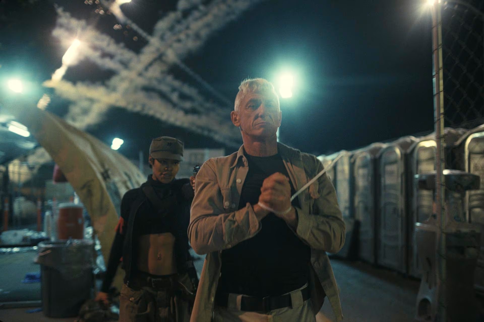 Teyana Taylor y Sean Penn en 'Una batalla tras otra' (Warner Bros. Pictures via AP)