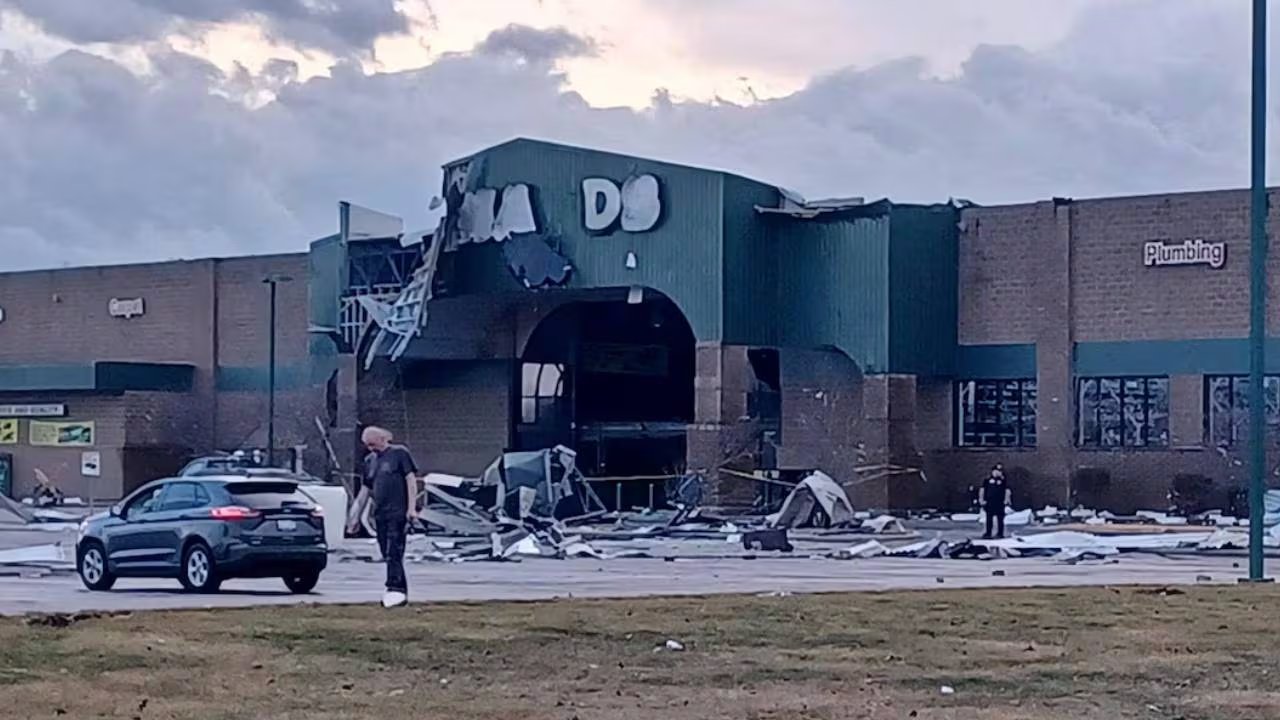 Un edificio comercial presenta daños estructurales graves y escombros dispersos. (Reuters)