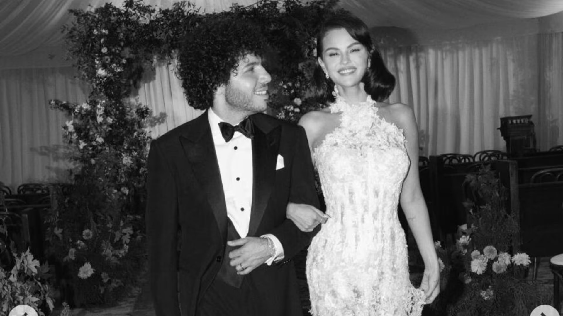 La boda de Selena Gomez y Benny Blanco se celebró en California el 27 de septiembre de 2025, con la actriz luciendo un vestido de encaje clásico (Instagram: @selenagomez).