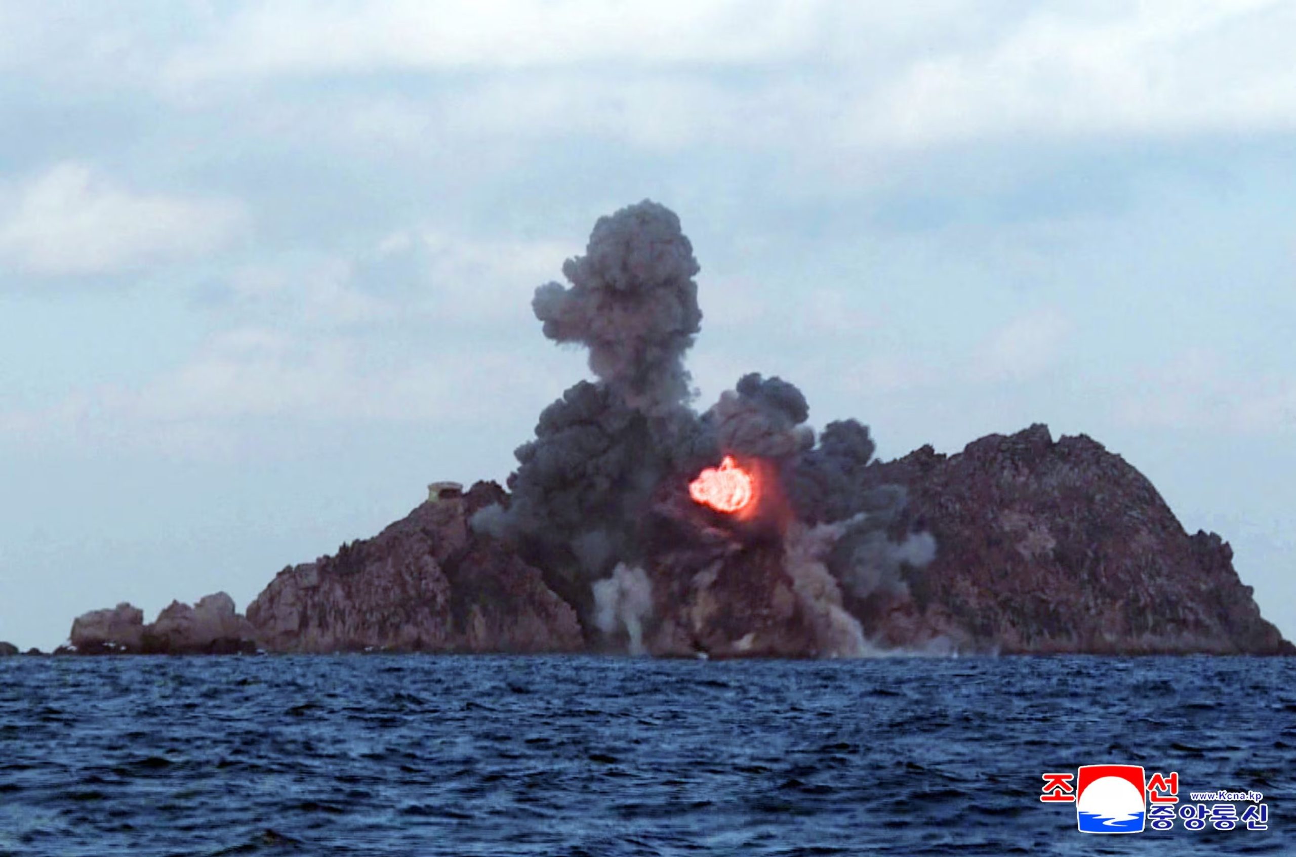 Una prueba de un sistema de lanzamiento múltiple de cohetes de gran calibre, dirigido por el líder norcoreano Kim Jong-un (REUTERS/Archivo)