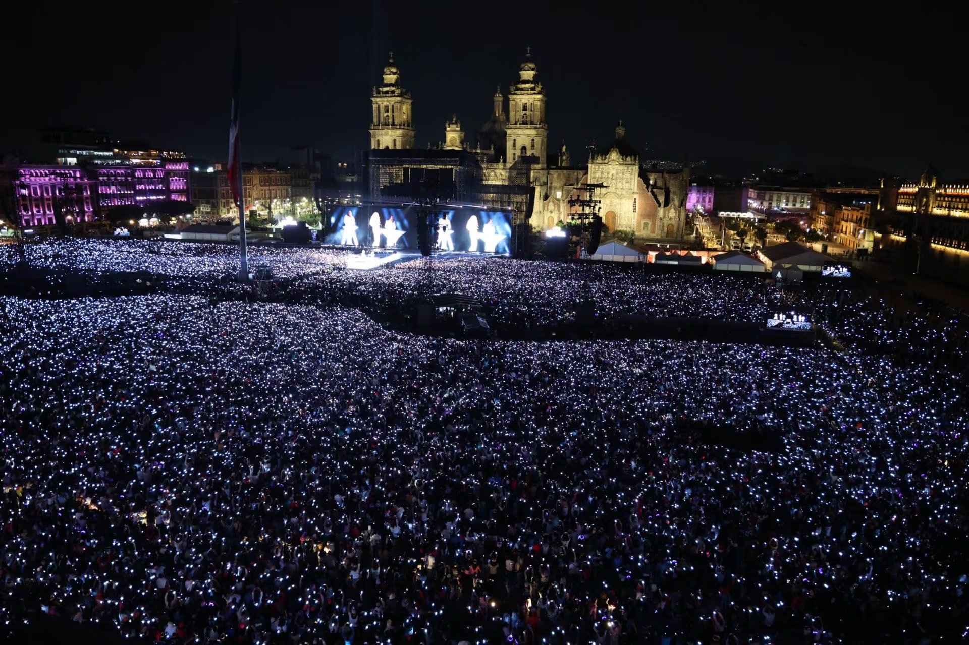 CIUDAD DE MÉXICO, 01MARZO2026.- Ante un zócalo repleto la cantante colombina Shakira ofreció un concierto gratuito como parte de su gira internacional 