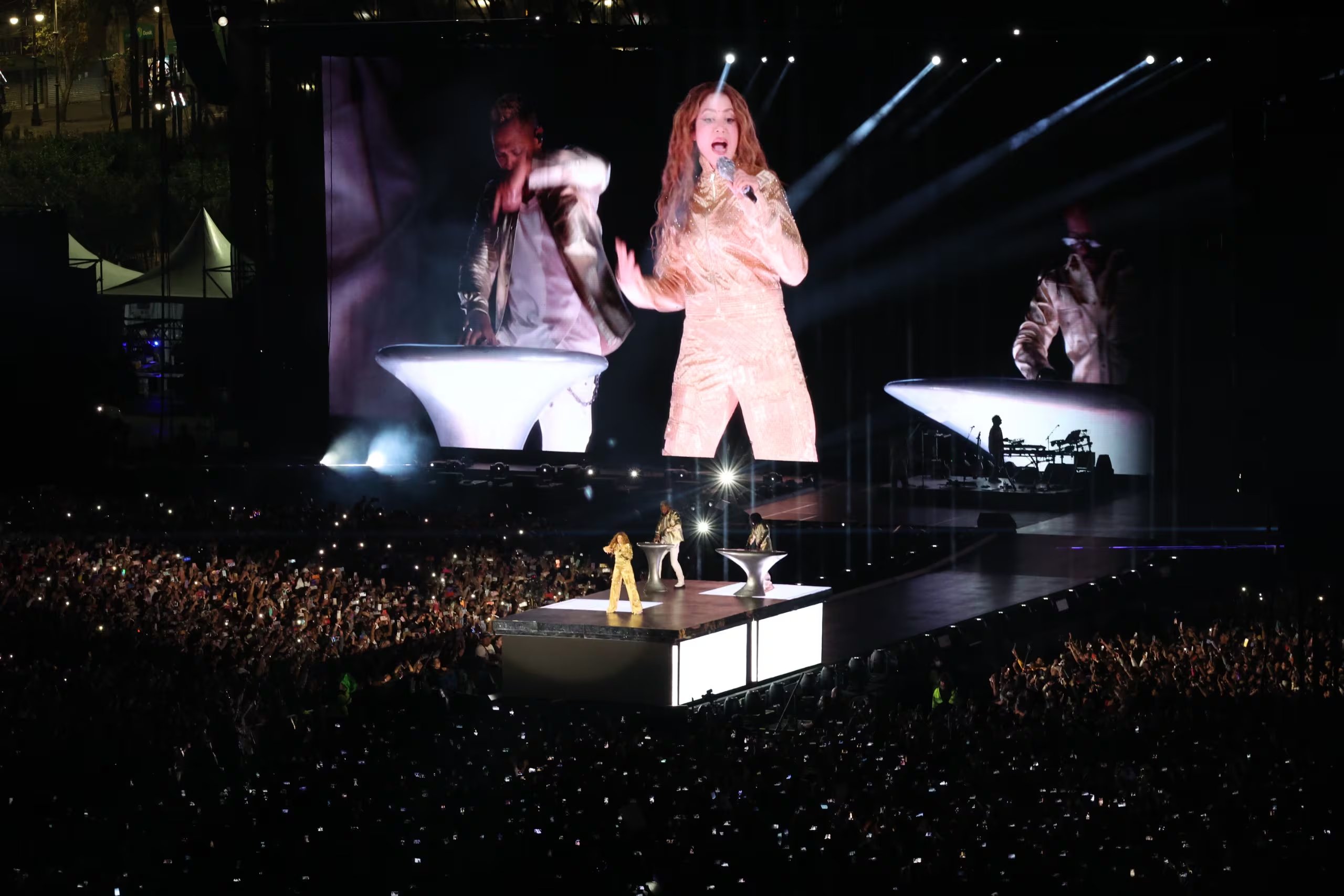 Shakira actúa en un concierto masivo en el Zócalo de la CDMX, donde 400 mil asistentes rompieron el récord de audiencia. (Jefatura Gobierno CDMX)
