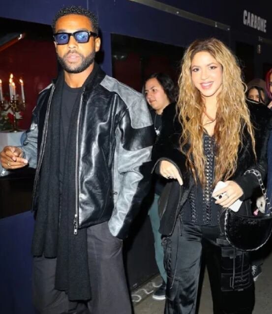 El actor británico y la artista colombiana compartieron escenas en el video musical “Puntería”, lo que dio pie a especulaciones en internet. - crédito @shakira.4ever/Instagram