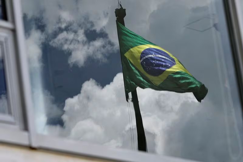 Foto de archivo de una bandera de Brasil proyectada en una ventana en Brasilia
Dic 27, 2023. REUTERS/Ueslei Marcelino -