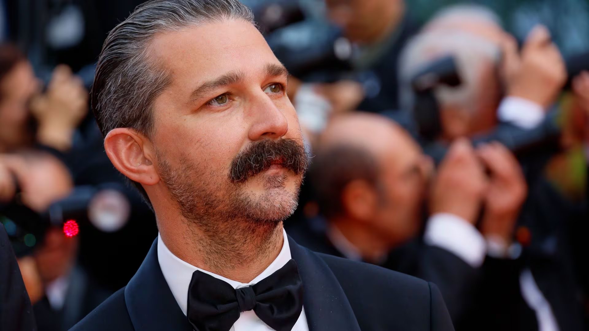 Vanity Fair destaca que la infancia humilde y la exposición repentina marcaron la visión de Shia LaBeouf sobre el éxito y el lujo (Joel C Ryan/Invision/AP)