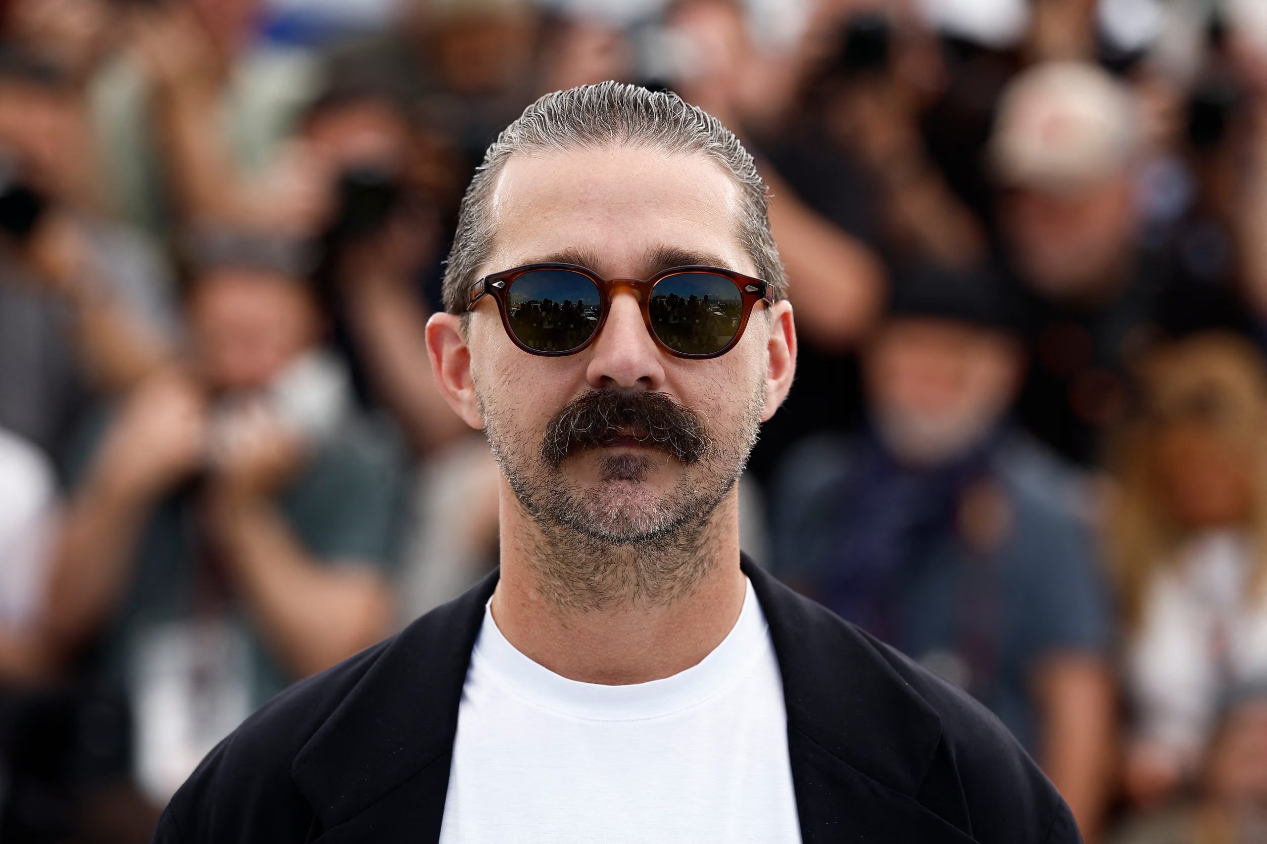 Shia LaBeouf opta por mostrar sus imperfecciones deliberadamente, desafiando la imagen pulida que impone la industria (REUTERS/Sarah Meyssonnier)