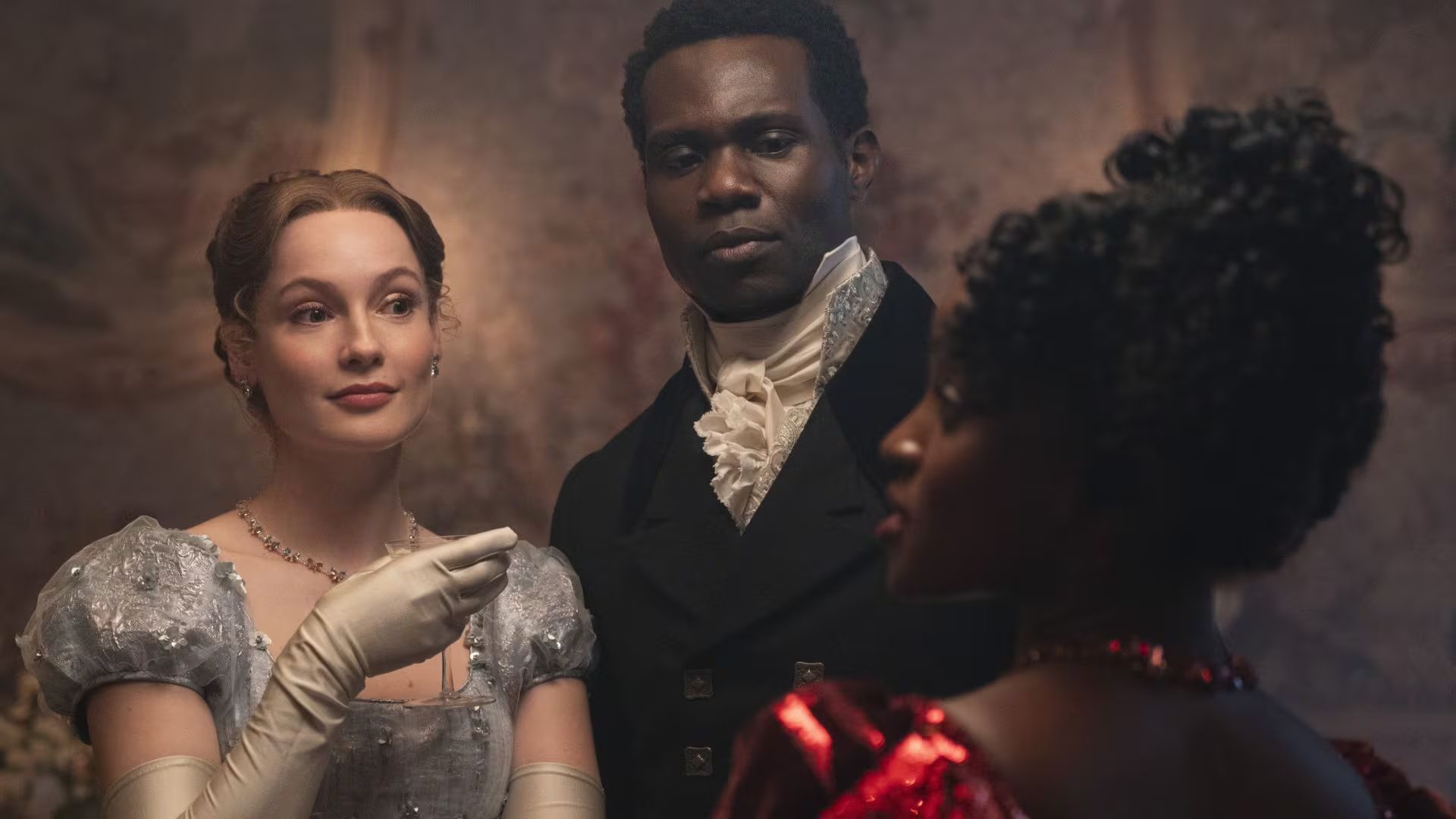 El fallecimiento de John Stirling afecta a Francesca, Benedict y Violet Bridgerton, quienes reconsideran sus prioridades y su visión sobre el amor y la vida (Netflix)