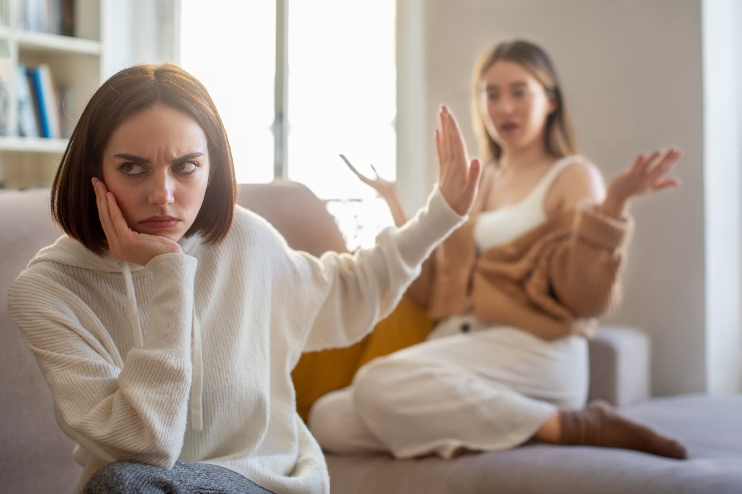 Una mujer discute con su novia. (Adobe Stock)