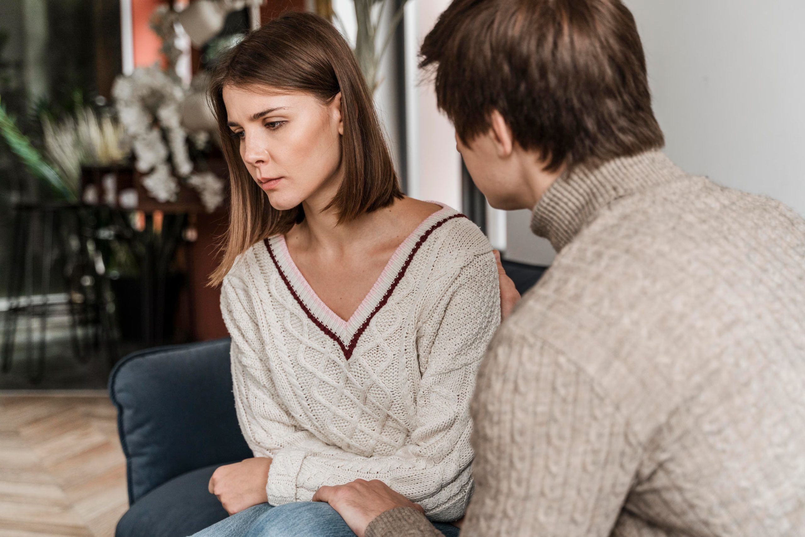 Algunas dinámicas en una relación pueden generar falta de autoestima o dudas. (Freepik)