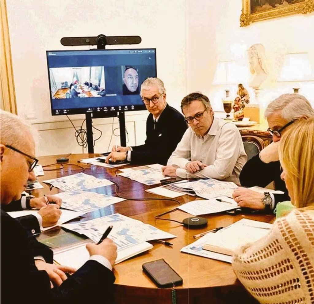 Crosetto hablando desde su iPhone mientras sus colegas se reunían en la sede de la presidencia. En la pantalla se leía: 