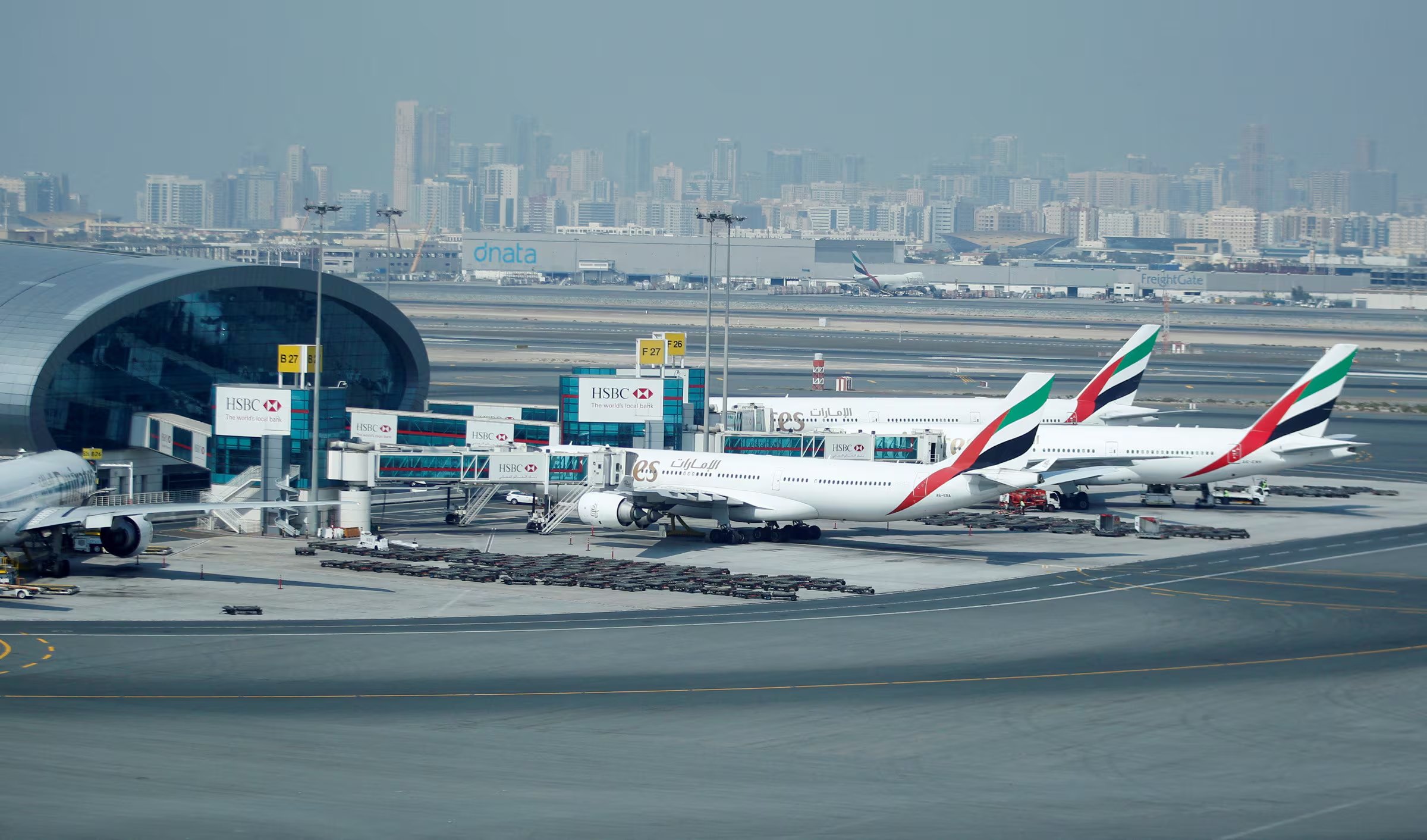 Aviones de Emirates en el aeropuerto internacional de Dubai. El cierre del espacio aéreo emiratí, uno de los más transitados del mundo con hasta 2.500 vuelos diarios, dejó bloqueados a miles de pasajeros. (REUTERS/Jumana El Heloueh/archivo)