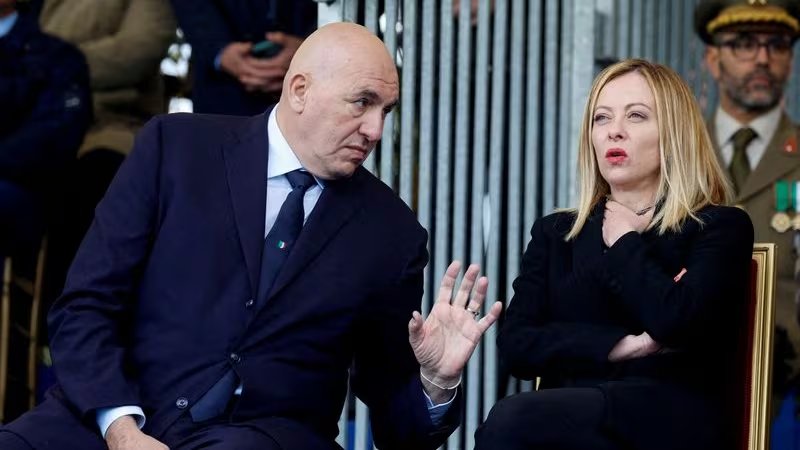 La primera ministra italiana, Giorgia Meloni, junto al ministro de Defensa, Guido Crosetto. Meloni tardó más de dos días en pronunciarse y lo defendió con una sola frase, leída como señal de malestar. (Remo Casilli/Reuters/archivo)