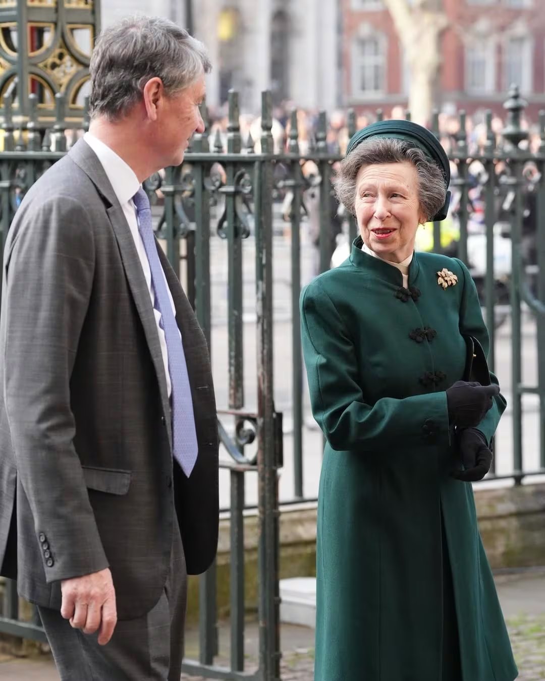 El sombrero verde botella de la princesa Ana aportó sobriedad y sofisticación a su atuendo, cumpliendo con la etiqueta y la tradición en el Día de la Commonwealth (Instagram)