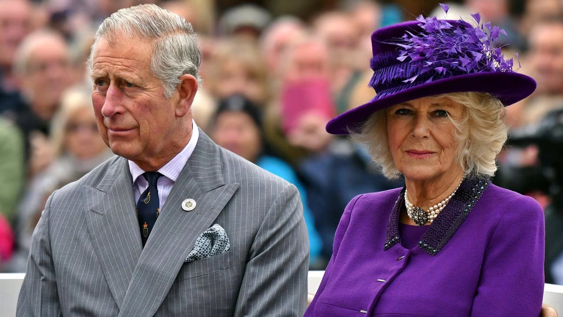 El sombrero violeta de la reina consorte Camila, adornado con plumas, se integró perfectamente con su abrigo y resaltó su estilo distintivo en celebraciones formales (Europa Press)