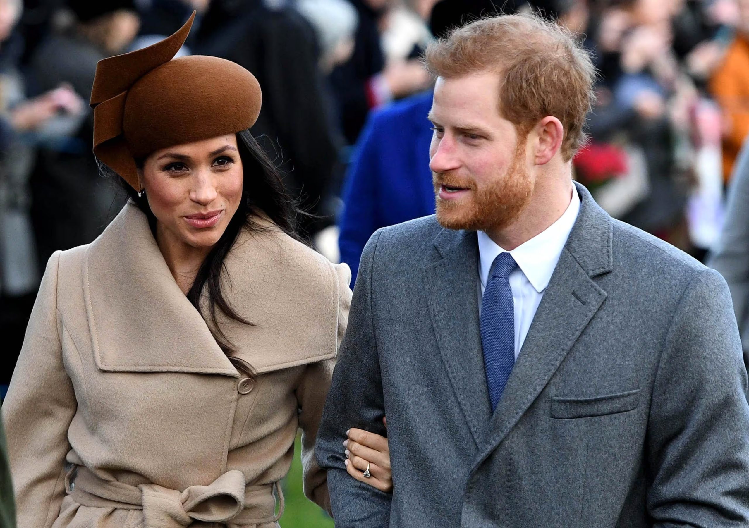 El sombrero tipo boina marrón de Meghan Markle, con diseño estructural lateral, mostró una interpretación contemporánea y minimalista de la moda real británica (EFE)