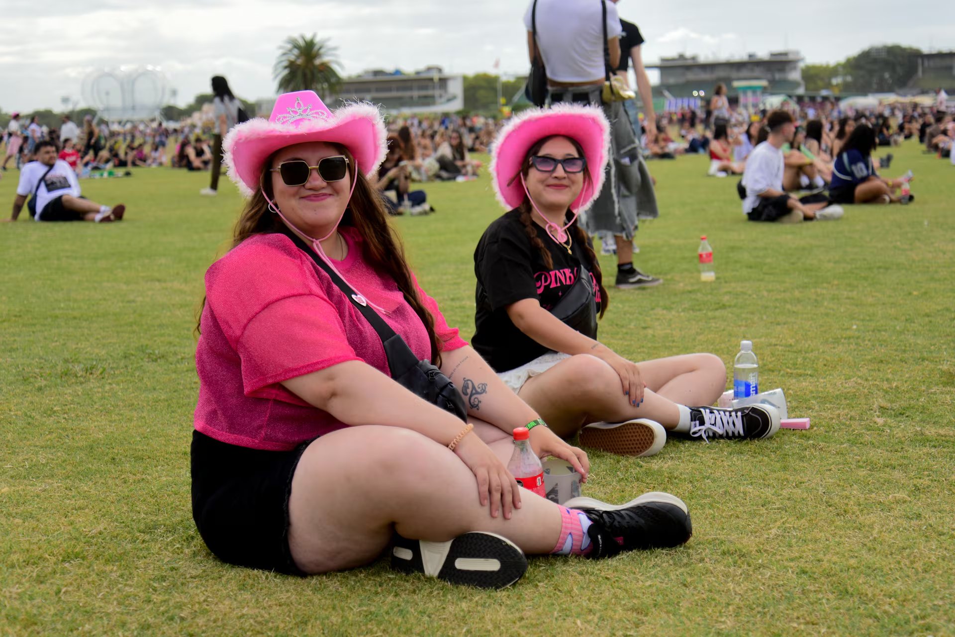 Rosa neón y merchandising en clave festivalera (Gustavo Gavotti) 