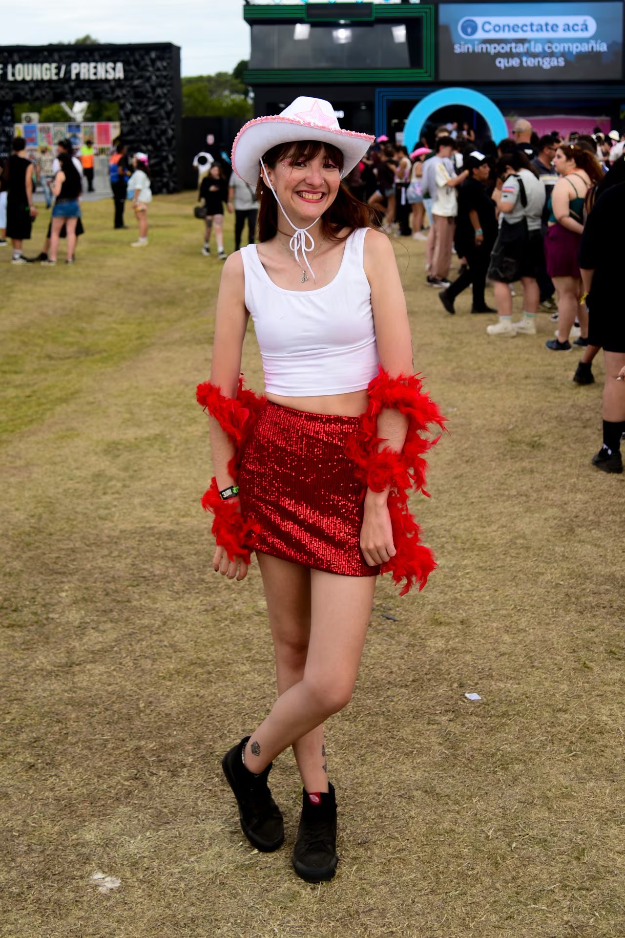 Lentejuelas, sombrero rosa y accesorios personalizados 