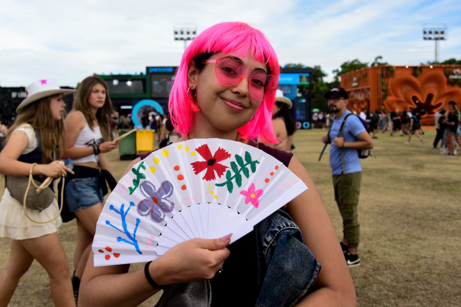 Peluca rosa y abanico floral 