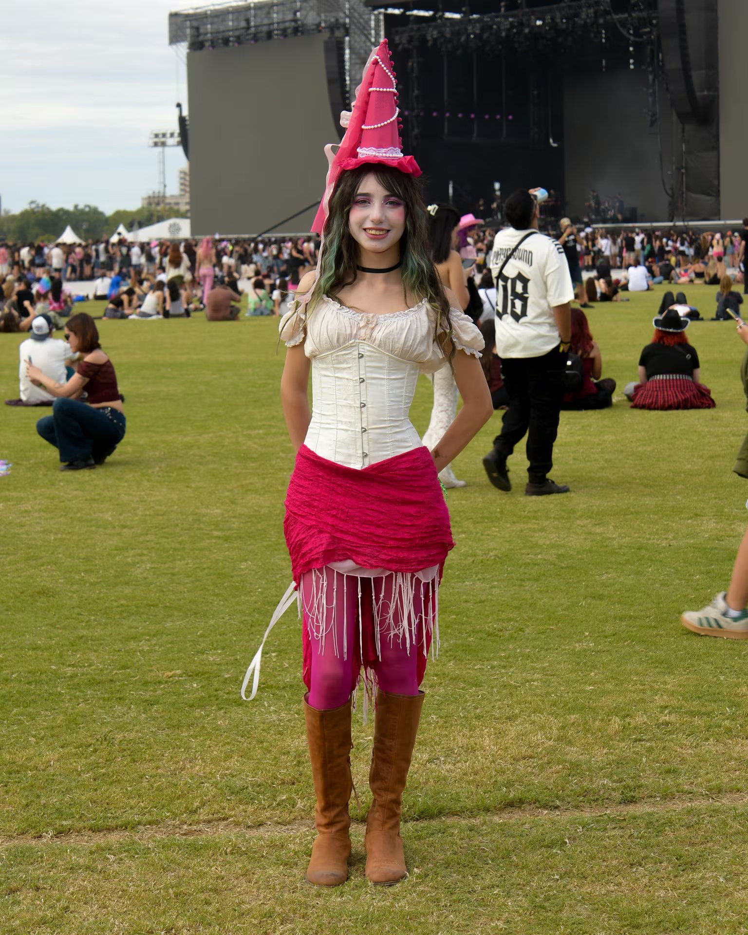  Corsé blanco, falda burdeos y toque de fantasía 