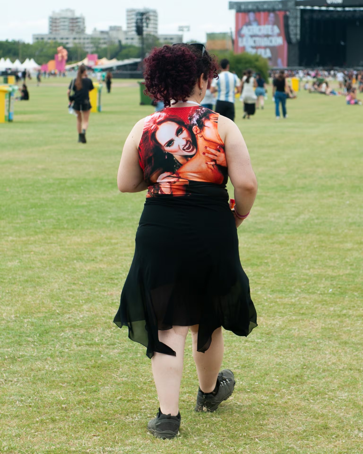 Top gráfico, falda de gasa y zapatillas: teatralidad y confort 