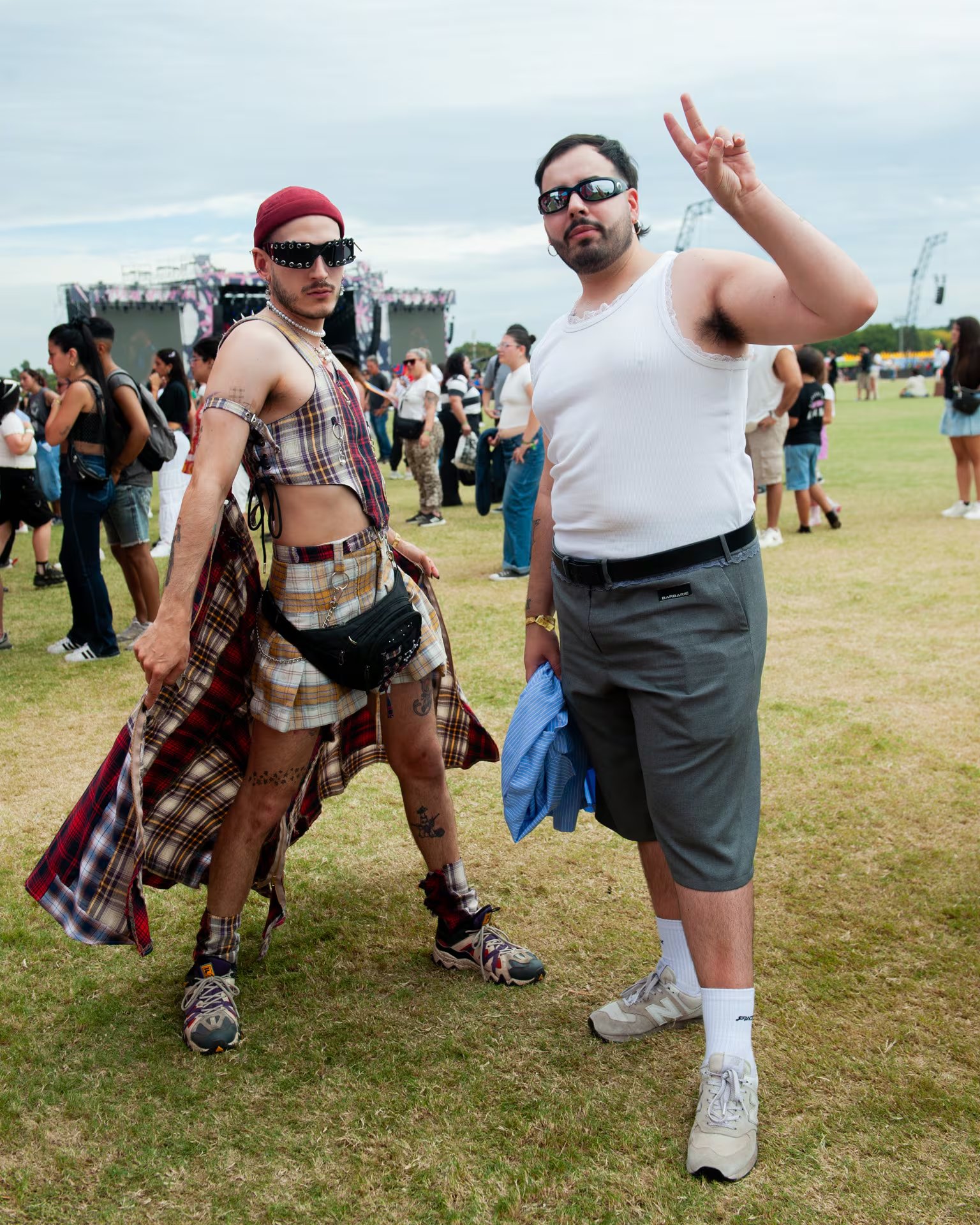 Tartán rojo y arneses frente a minimalismo deportivo 