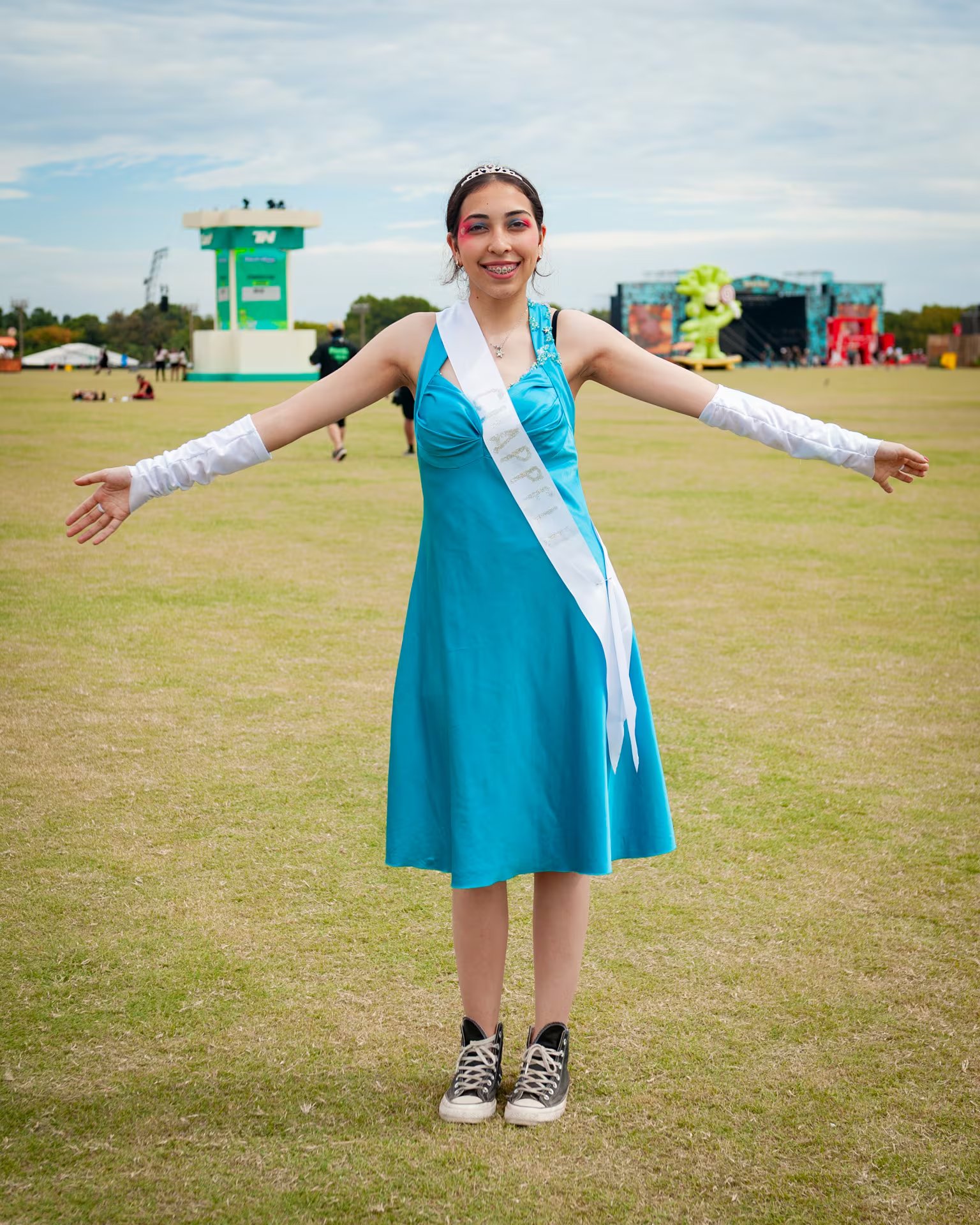  Vestido de graduación, tiara y banda personalizada 