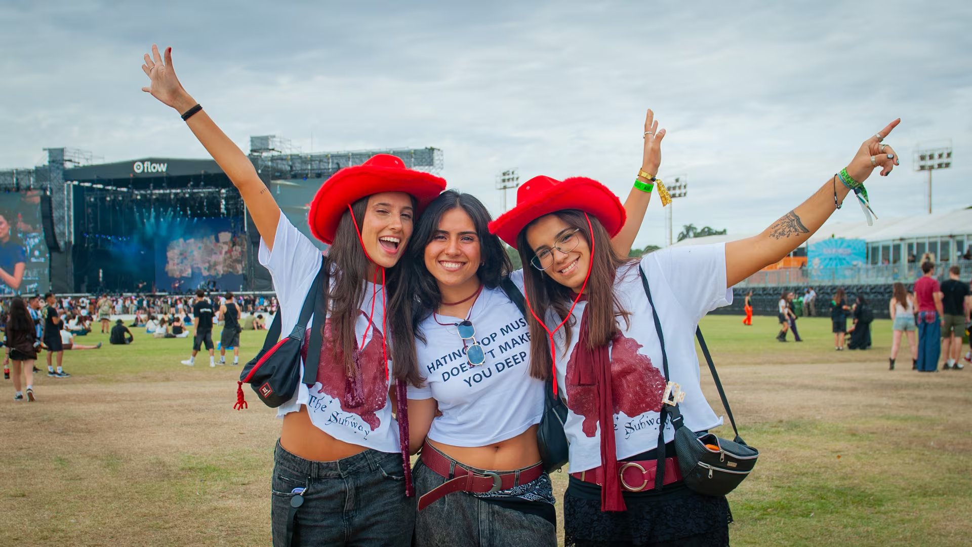Sombreros rojos y camisetas con lemas irónicos 