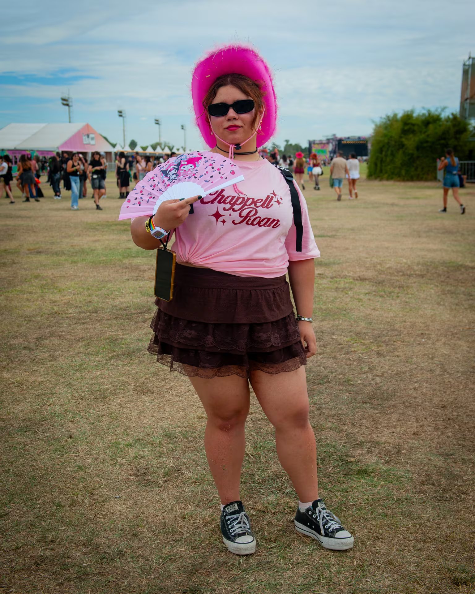 Sombrero rosa, camiseta de fan y abanico japonés 